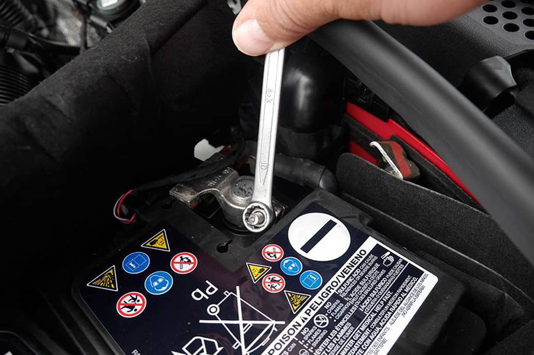 quitar bateria del coche