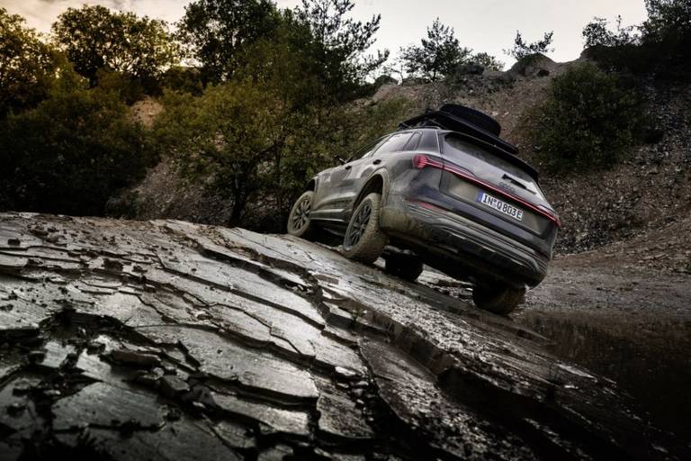 Audi-Q8-e-tron-edition-Dakar-35-960x640