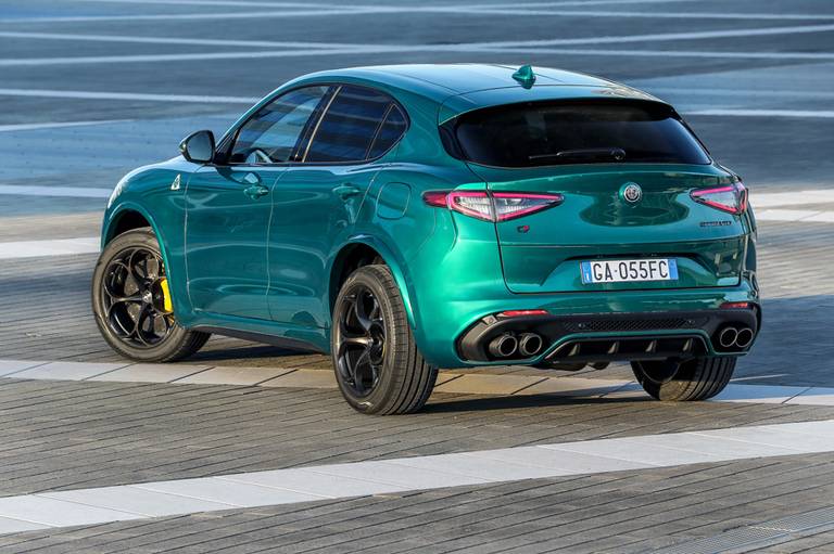 AR Giulia-and-Stelvio-Quadrifoglio (18)