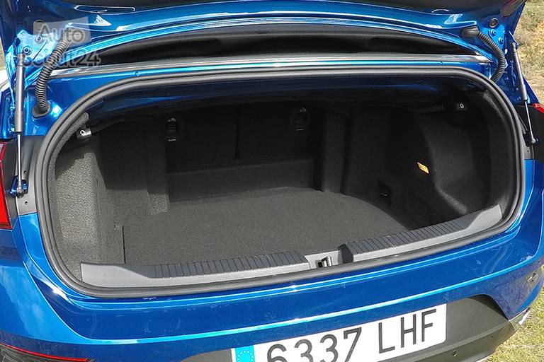 VW T-Roc Cabrio tiene respaldos traseros abatibles para ampliar la capacidad del maletero.