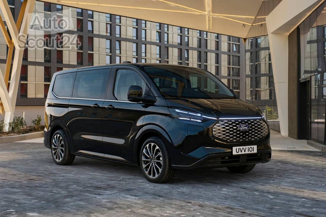 2022 FORD TOURNEO TITANIUM 01