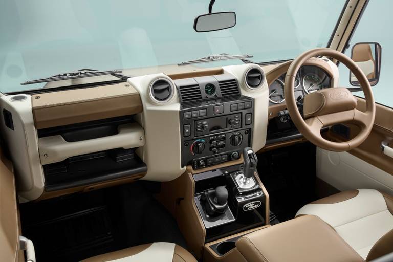 Land-Rover-Defender-Classic-V8-Soft-Top-2025 (5)
