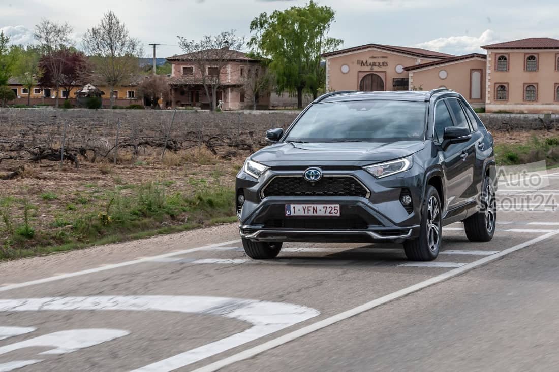 Probamos el nuevo Toyota RAV4 Plug-In: enchufable, mejor