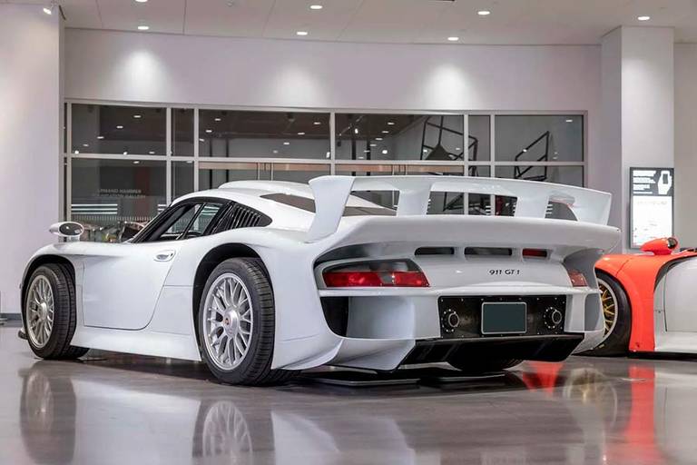 porsche-911-gt1-strassenversion-1993